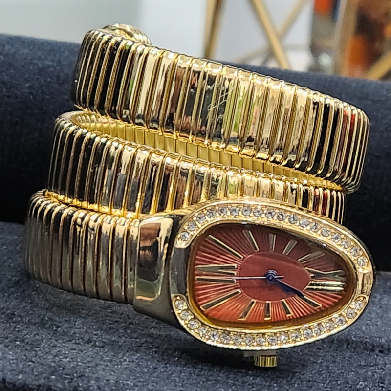 Reddish-Brown Snake-Shaped Quartz Golden Bracelet Watch for Women with Elastic Winding and Oval Dial